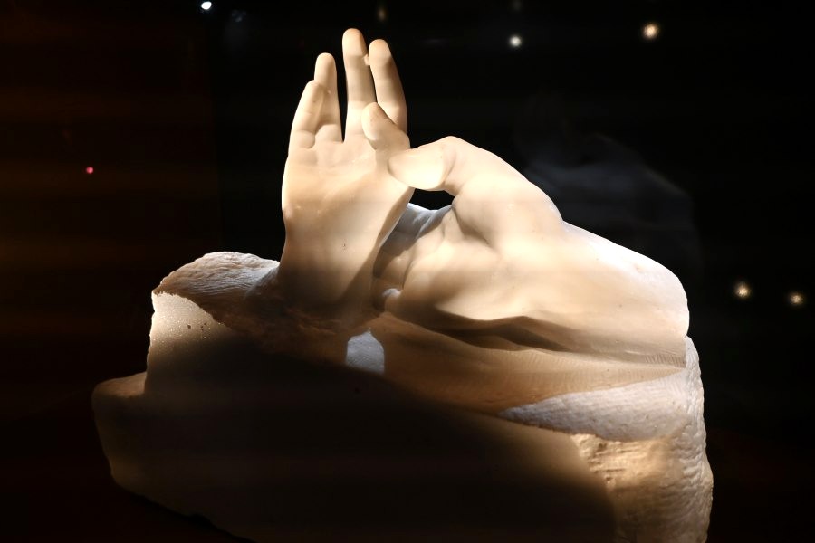 このお庭に展示されているのはオーギュスト・ロダンの「恋人たちの手」（9月10日／大阪・関西万博）