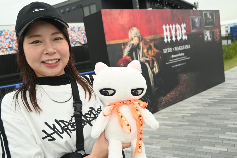 ハロウィン仕様のエディと一緒にバナーの前で記念撮影（10月3日 大阪・関西万博）