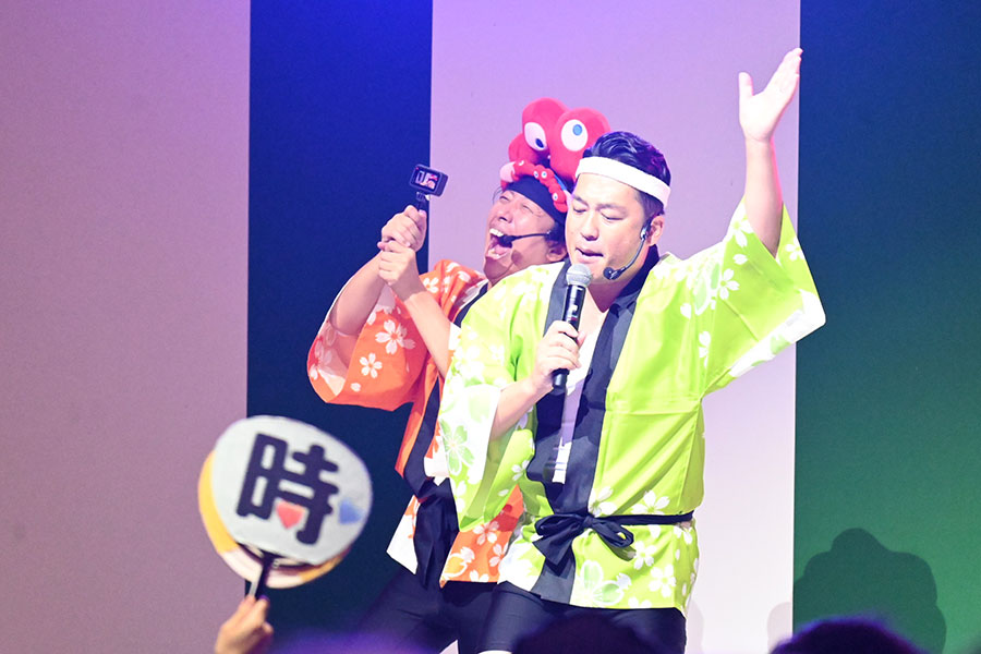 「盆踊りのアシタ」のフィナーレ、盆踊り神４として盛り上げに貢献した藤崎マーケット（10月13日／大阪・関西万博）
