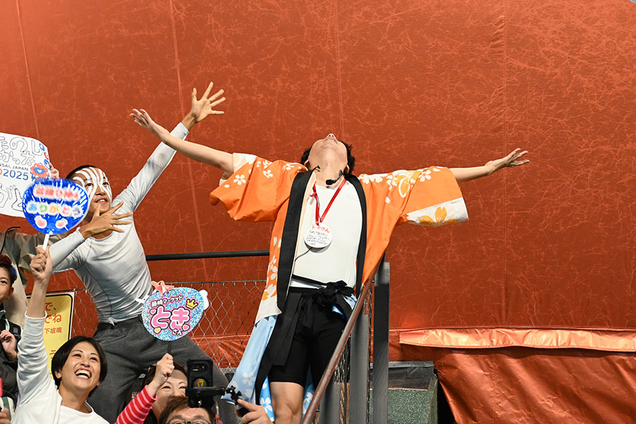 「盆踊りのアシタ」のフィナーレの様子。いつでも全力で挑む藤崎マーケットトキ（10月13日／大阪・関西万博）