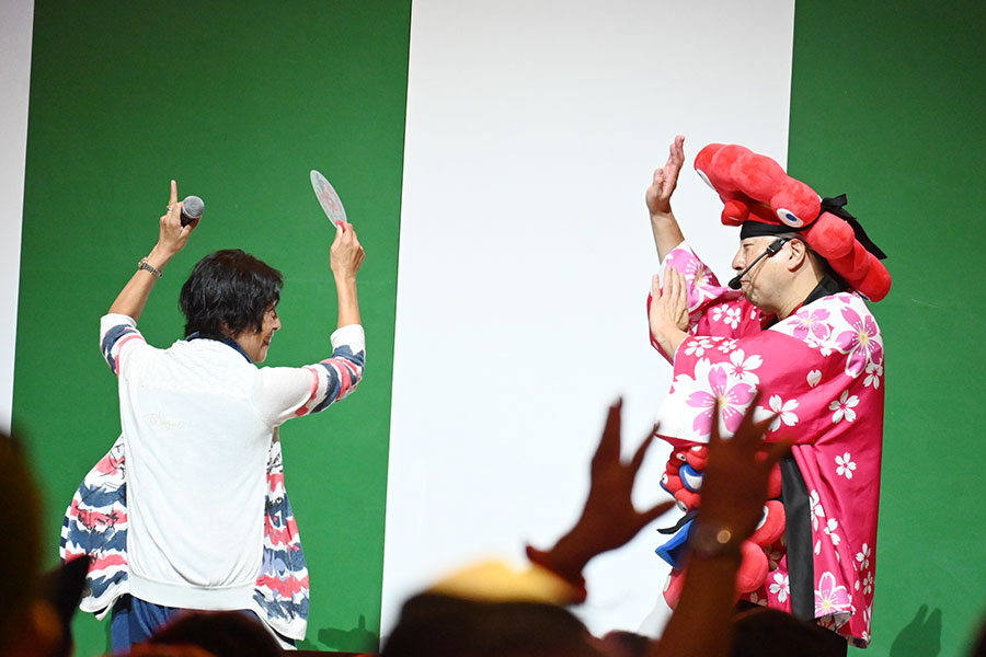 「盆踊りのアシタ」のフィナーレ、『この地球の続きを』を踊るRGと参加者（10月13日／大阪・関西万博）