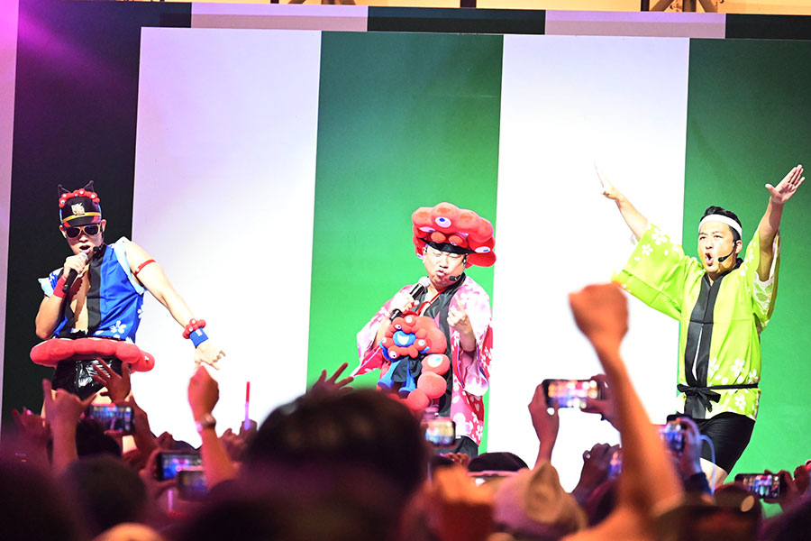 「盆踊りのアシタ」のフィナーレの様子。『学園天国』をセイ・ライver.で歌うレイザーラモンと藤崎マーケット（10月13日／大阪・関西万博）