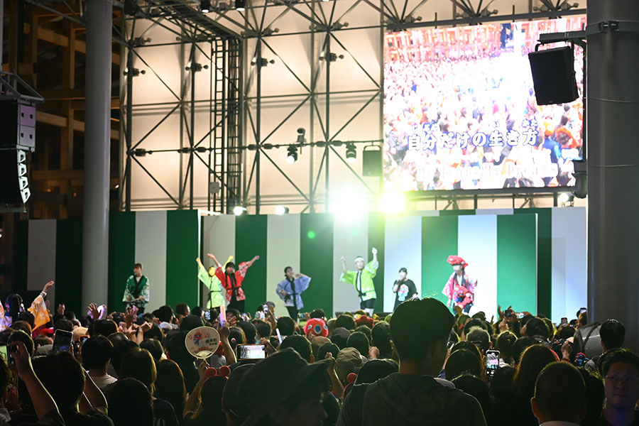 「盆踊りのアシタ」のフィナーレ、観客でいっぱいの様子（10月13日／大阪・関西万博）