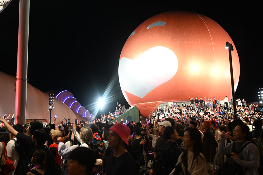 「盆踊りのアシタ」のフィナーレ、観客でいっぱいの様子（10月13日／大阪・関西万博）