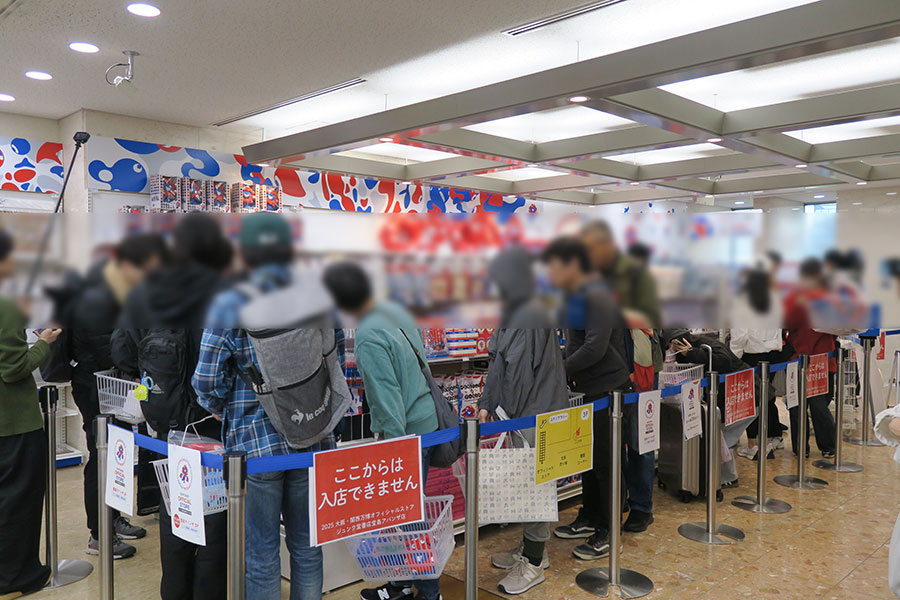 「2025大阪・関西万博オフィシャルストア ジュンク堂書店堂島アバンザ店」初日オープン5分後の様子（10月24日・10時5分／（大阪市北区）