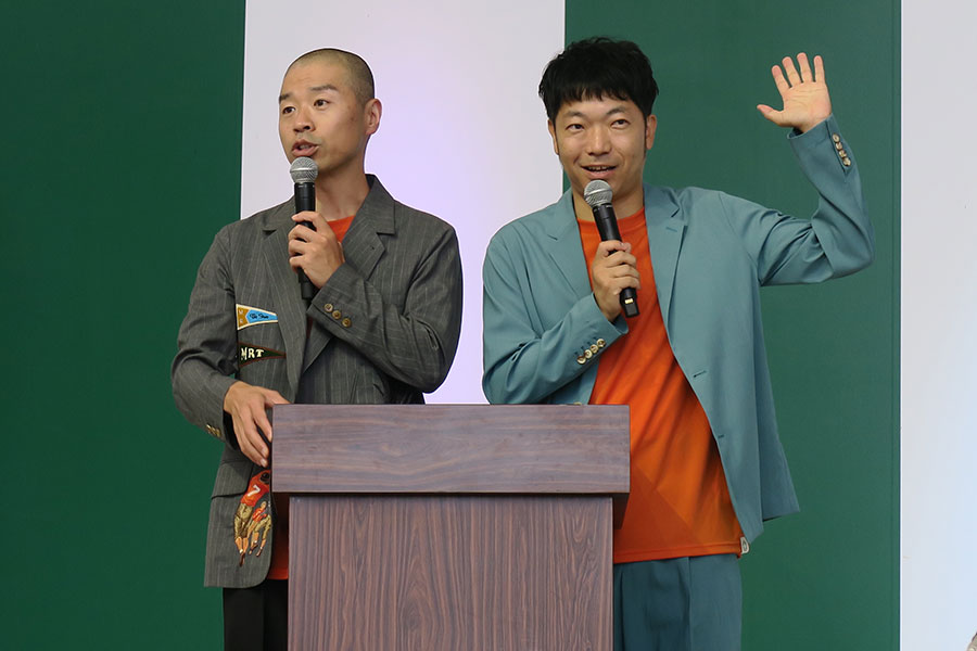 大阪・関西万博「よしもと waraii myraii 館」野外ステージでおこなわれた「問いかけられるネギ」の譲渡セレモニーでMCを務めたアキナ（10月6日・Lmaga.jp撮影）