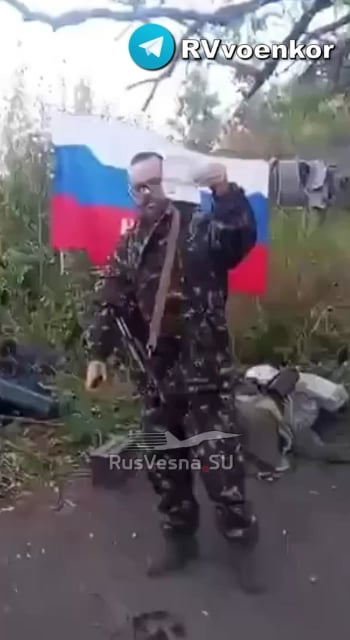 伝えられるところによると、イギリス国民がロシアのために戦うことを選択し、ロシアを支援するためにパスポートを焼いた - 日付と場所は不明