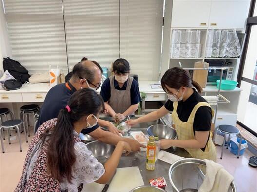 料理をしている様子