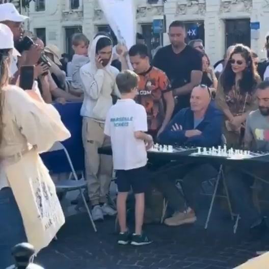 9歳のルカ・プロトポペスクは、マルセイユのフェスティバルで12人の対戦相手と同時にチェスの試合をした