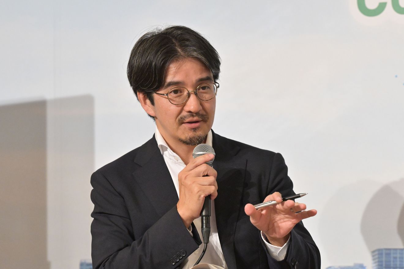 マイクを持って話す男性