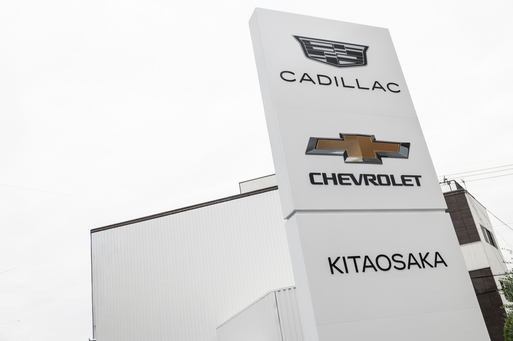 キャデラック北大阪は、全世界で展開する最新CIを関西エリア初導入。