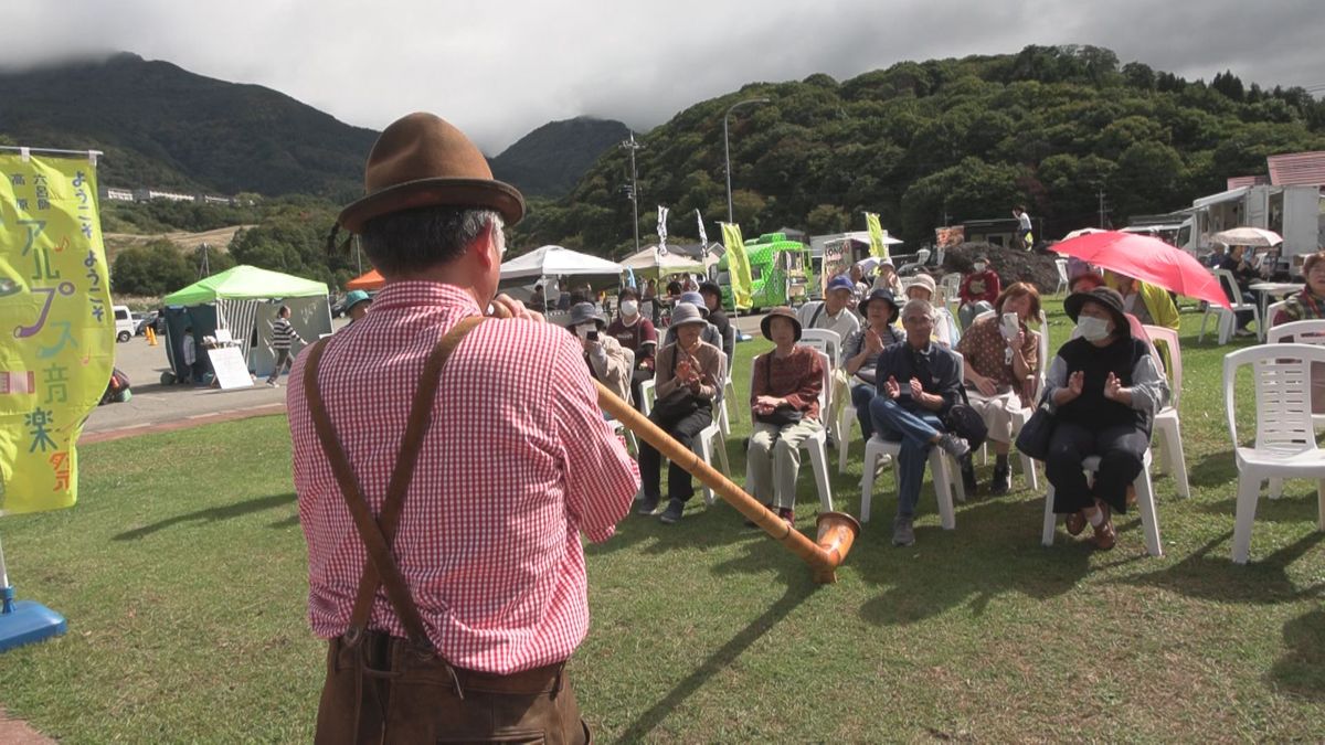 アルプス音楽祭　高原に響くにぎやかな音色「スイスにいるみたい」　長さ3メートル超のアルプホルンも登場　大野市･六呂師高原　