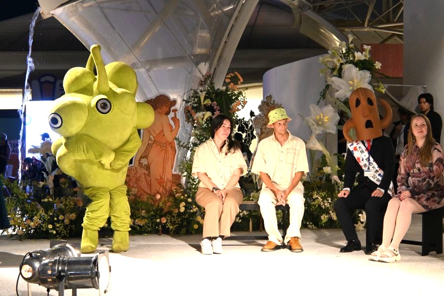 チェコパビリオンのレネは何をしているでしょうか？