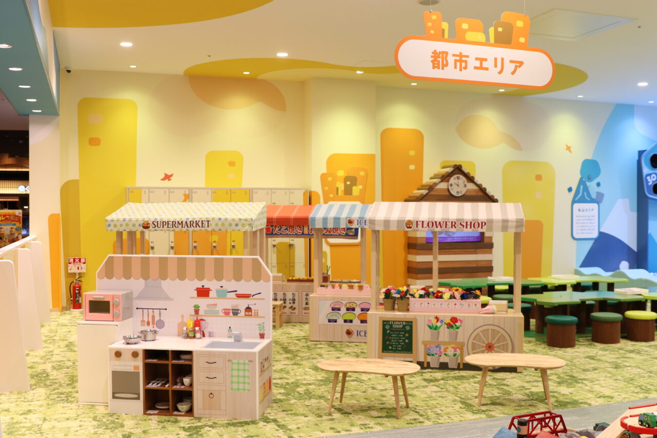 屋内型こどもの遊び場「ちきゅうのにわ」都市エリア。画像提供:「関係者」様