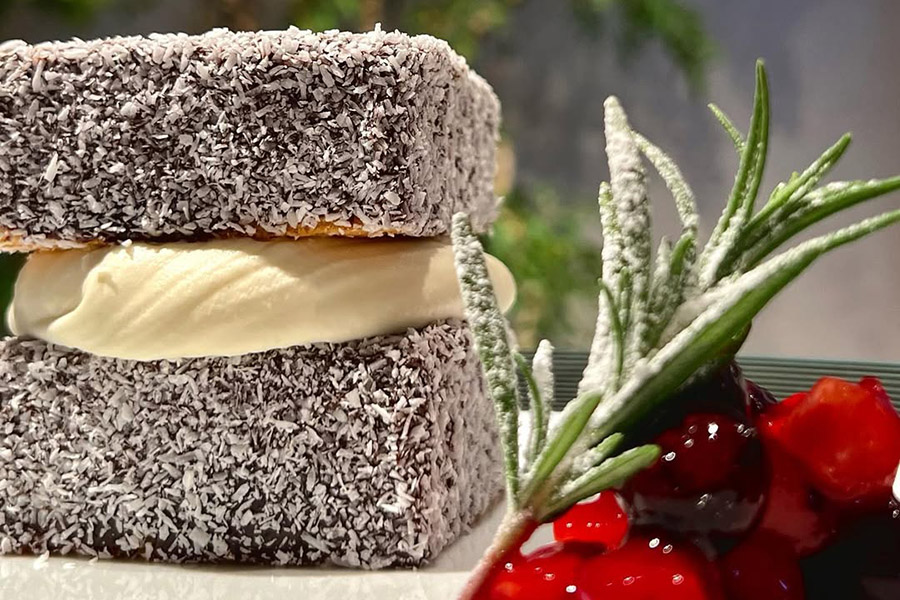 「コモンウェル」のケーキに見立てた「ラミントン」は、スポンジ生地の間にクリームをたっぷりサンド。添えられたベリーソースをお好みでどうぞ。800円（コモンウェルのInstagramより）