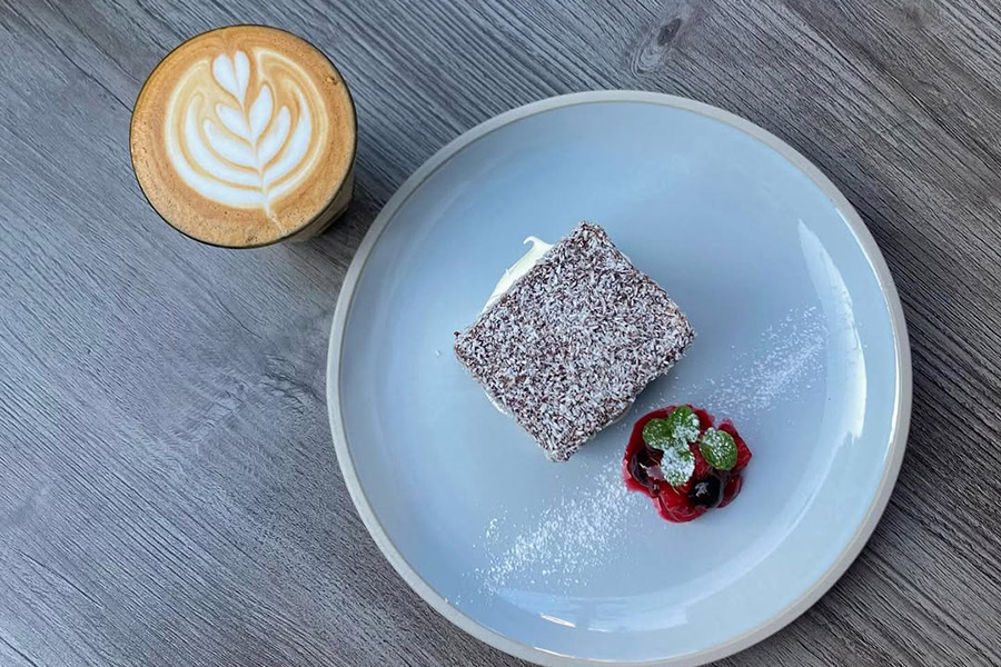 「コモンウェル」ではオーストラリアのメルボルンスタイルのコーヒーとともに。ケーキ仕立てのラミントン800円（コモンウェルのInstagramより）