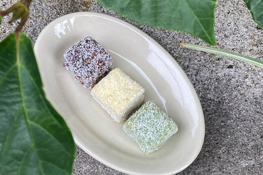 「コモンウェル」のひと口サイズの「ラミントン」チョコレート、ホワイトチョコ、抹茶味。各150円、3個セット 400円（コモンウェルのInstagramより）