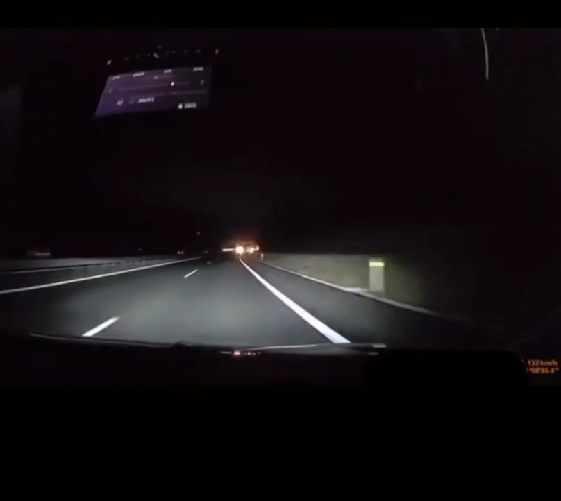新たな恐怖が解き放たれ、時速120キロで突然後ろから立っている柱に衝突、プルシーブラム付近で起きた