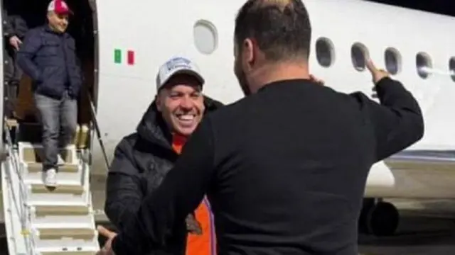 リビアに到着したイタリア政府専用機から出てきたナジム容疑者の姿をとらえた画像は、イタリア・メディアで広く伝えられた