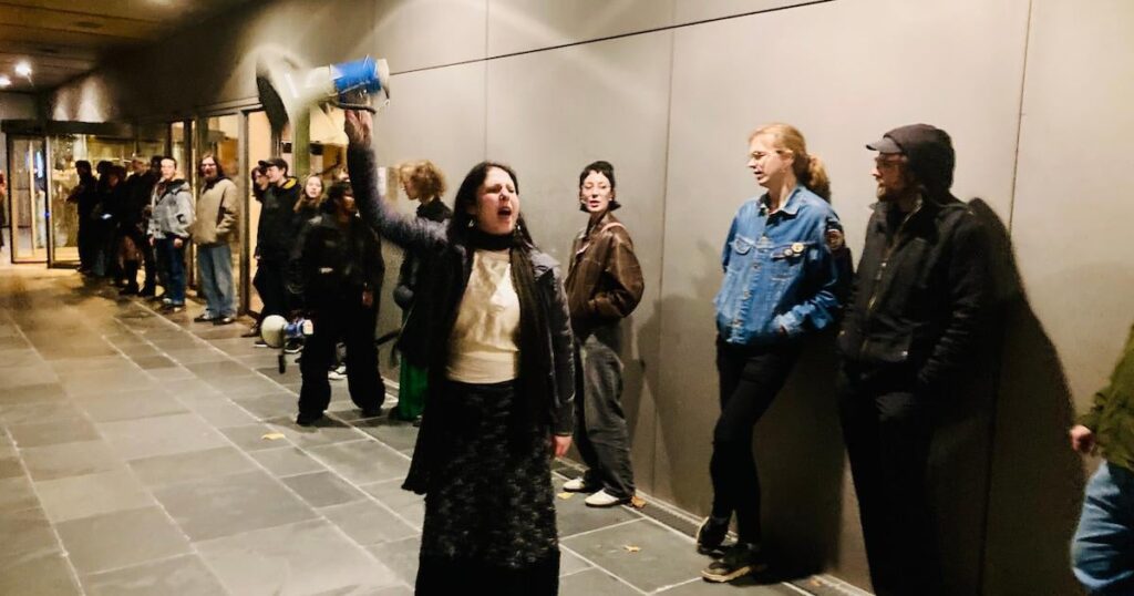 夜の街でのトランスフォビア暴力に対する市議会への行動：「これは私たちを非常に怒らせており、ルーヴェン市は明らかに十分な対応をしていない」
