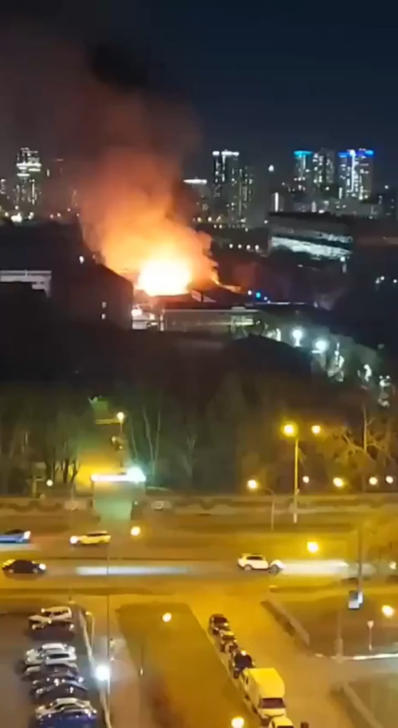 🇷🇺🔥エカテリンブルクのウラルタービン工場の屋根で火災が発生したと報告されています。この工場はエネルギーおよび原子力施設用の機器を生産しています。