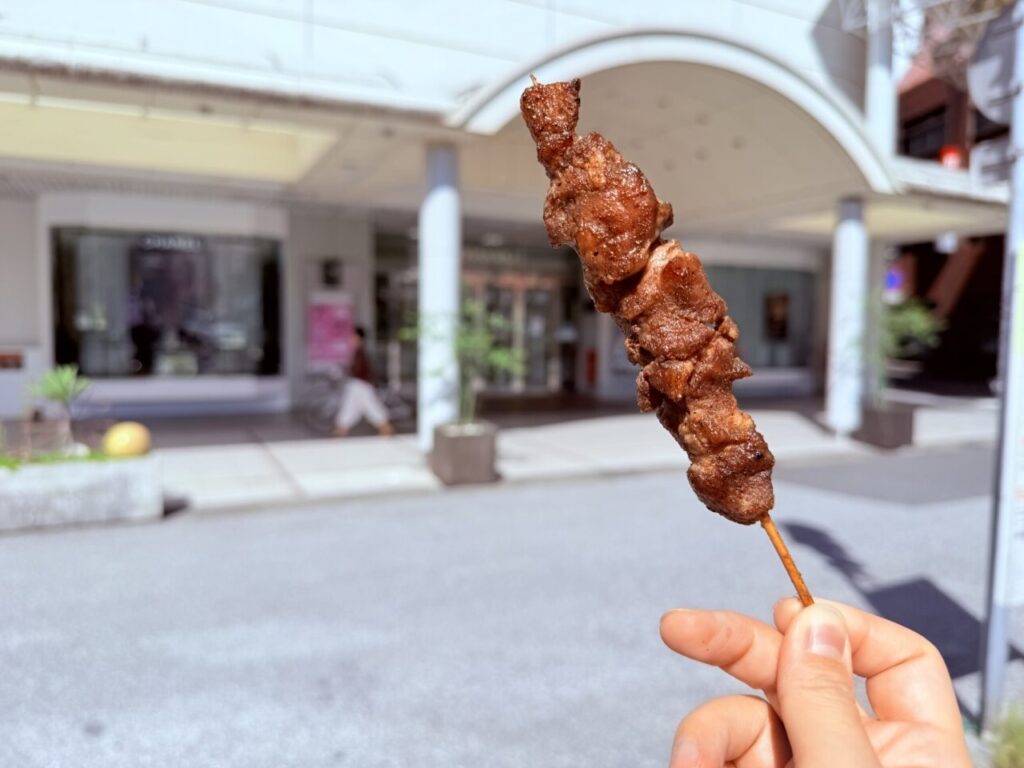 高知大丸地下1階にオープンした「イールファーム Let's 四万十」の様子