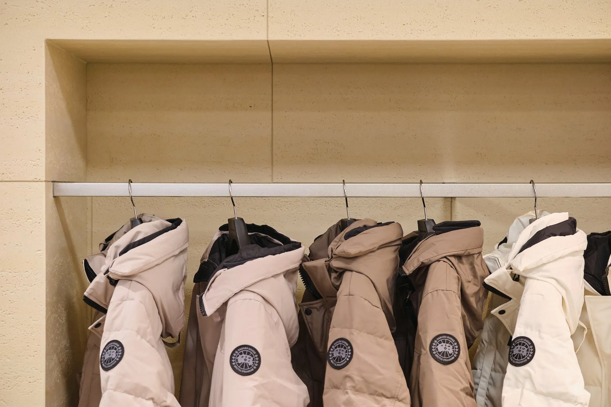 カナダグースのジャケットがいくつか並んで吊るされている様子。