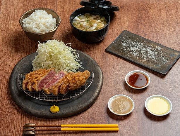 揺るがぬ存在感の「牛かつ」。厳選した牛肉を使用し、衣の付け方から揚げ方にいたるまで細部にこだわり、職人技で仕上げた逸品