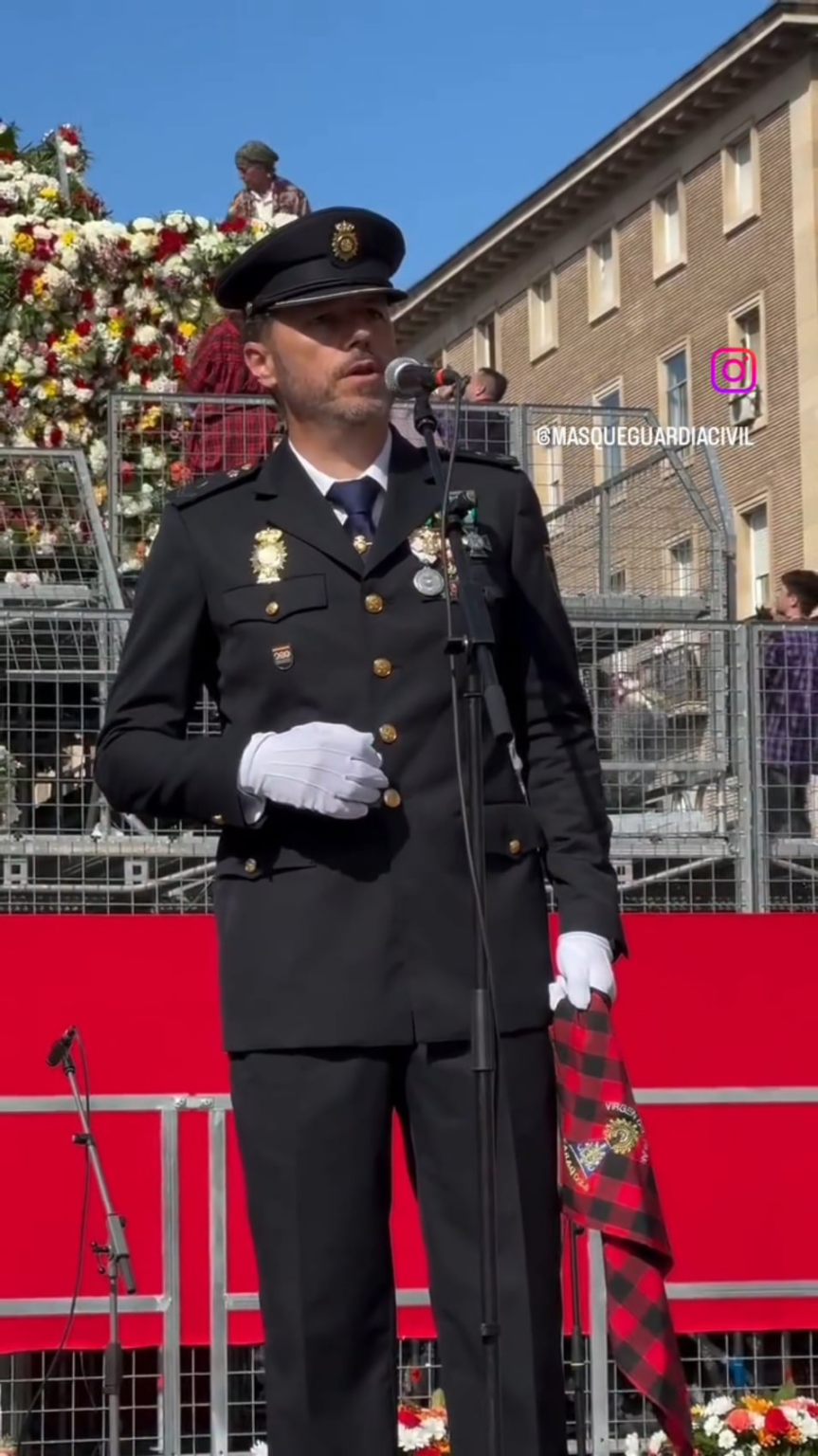 国家警察アンヘル・コルテスが「アヴェ・マリア」を演奏