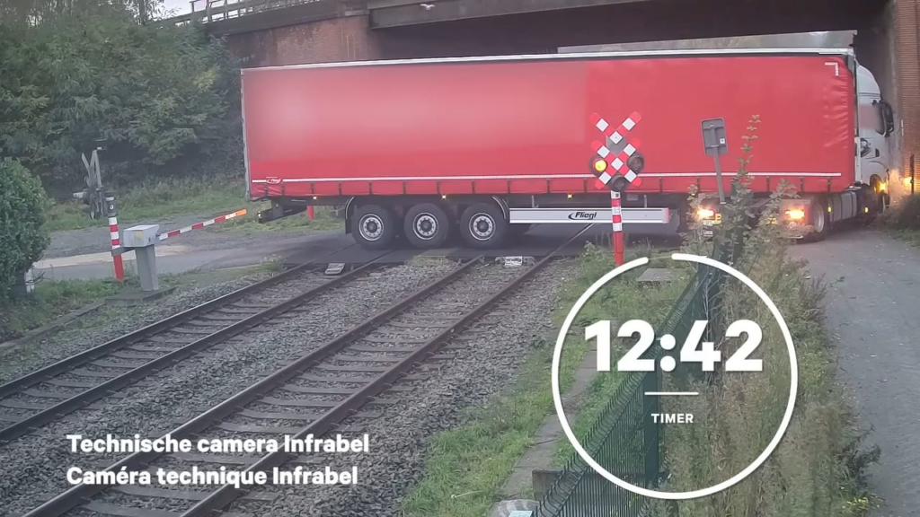 今日メレとゲントの間でトラックとの列車事故が発生