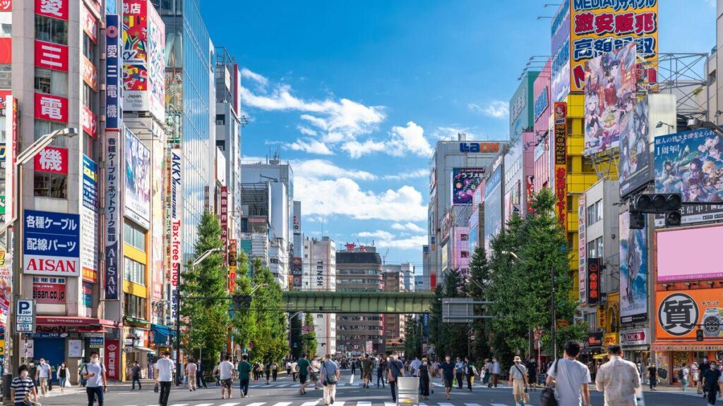 秋葉原が｢中国の街｣に!? ｢広告を気鋭の中国企業が席巻｣｢売れまくる中国スマホゲーム｣オタク聖地を呑み込むチャイナ･カルチャーの衝撃【アキバを訪れる中国人も増加】