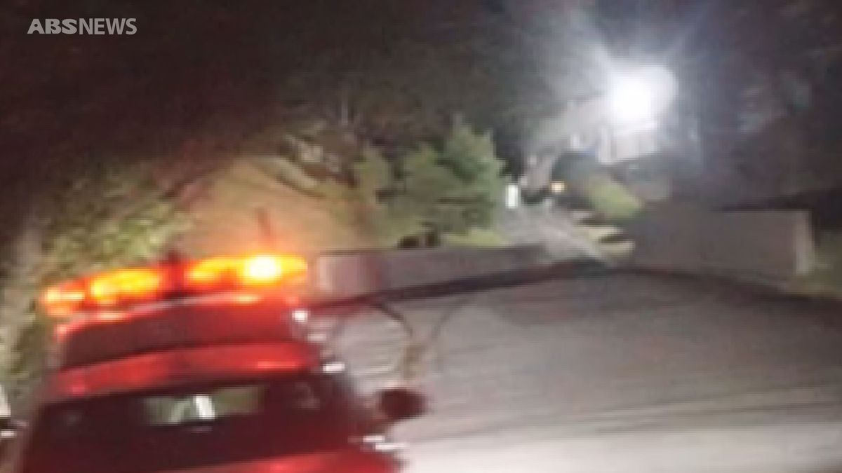 【独自映像】秋田市手形で64歳男性がクマに襲われた直後　秋田大学鉱業博物館敷地内にとどまるクマ　15日夜　秋田