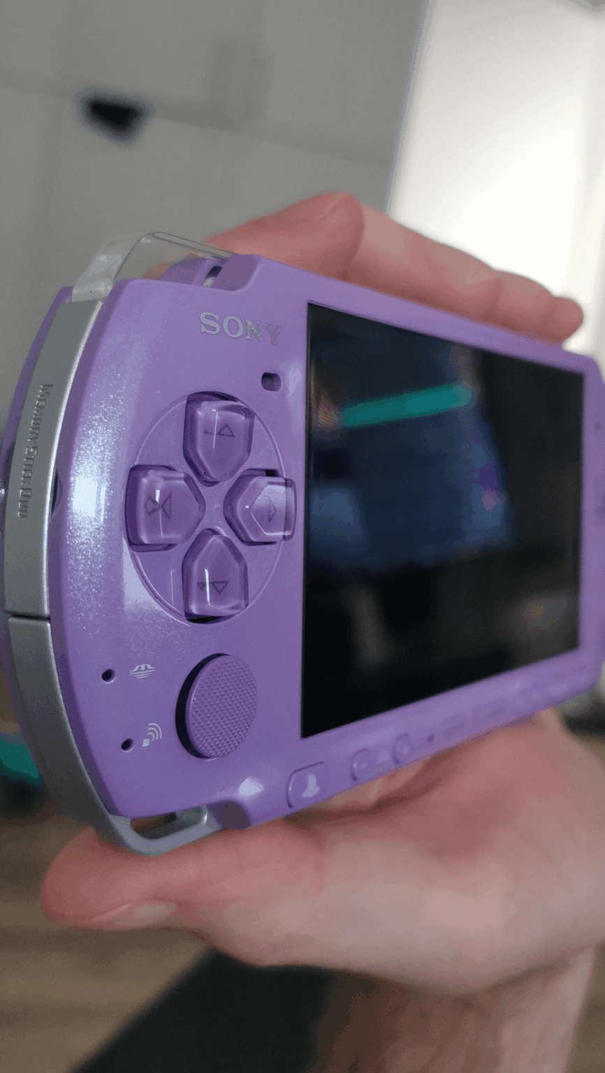 ニコシアで PSP を持っていて助けてくれる人はいますか?