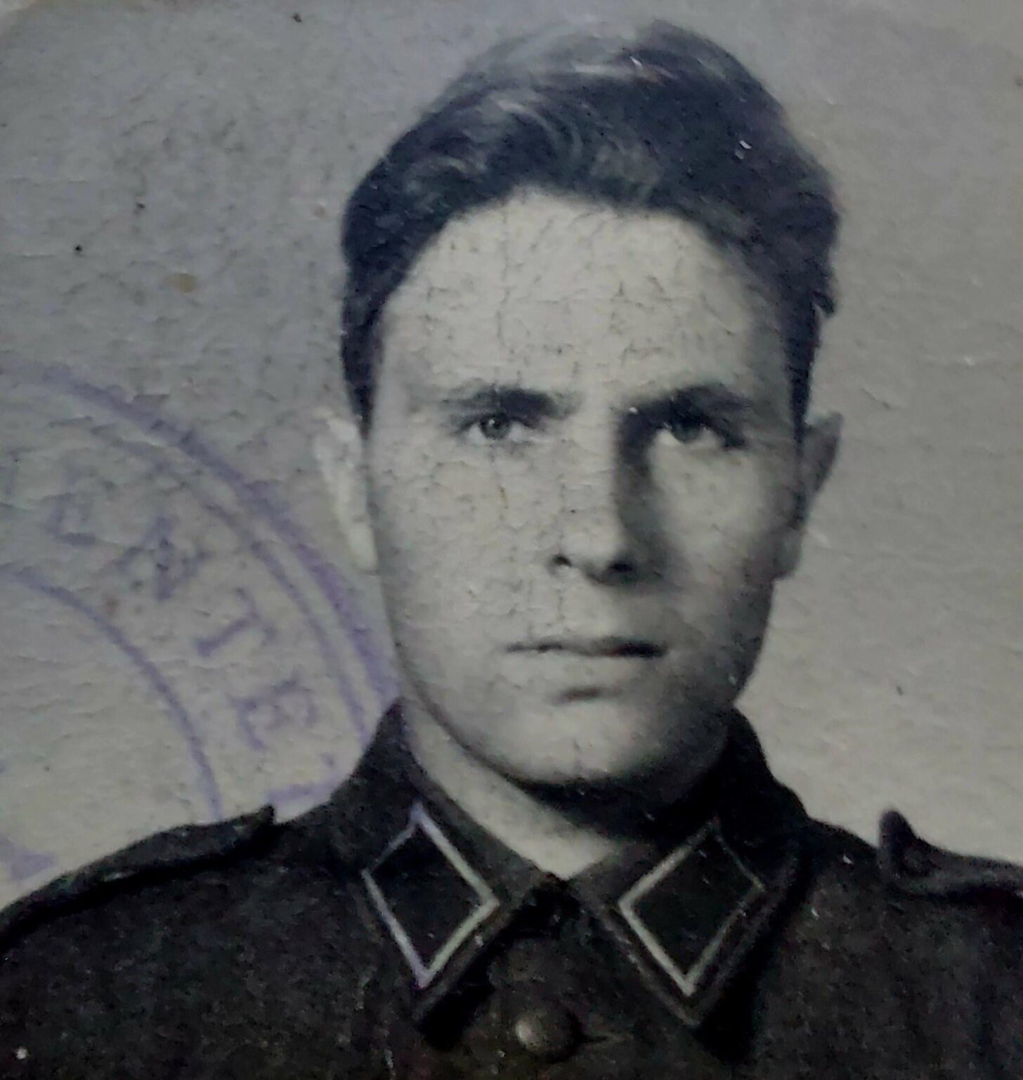 私はスウェーデン語ですが、フィンランド軍でおじいちゃんのこの写真を見つけました