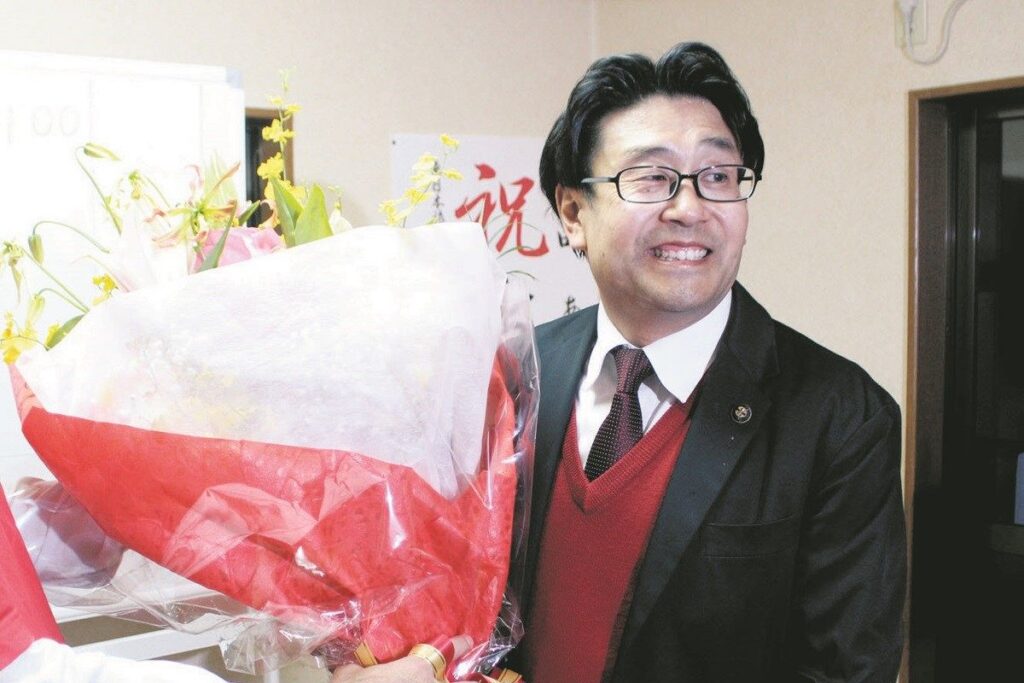 再選を決め、花束を受け取る福田晃さん＝埼玉県越谷市で