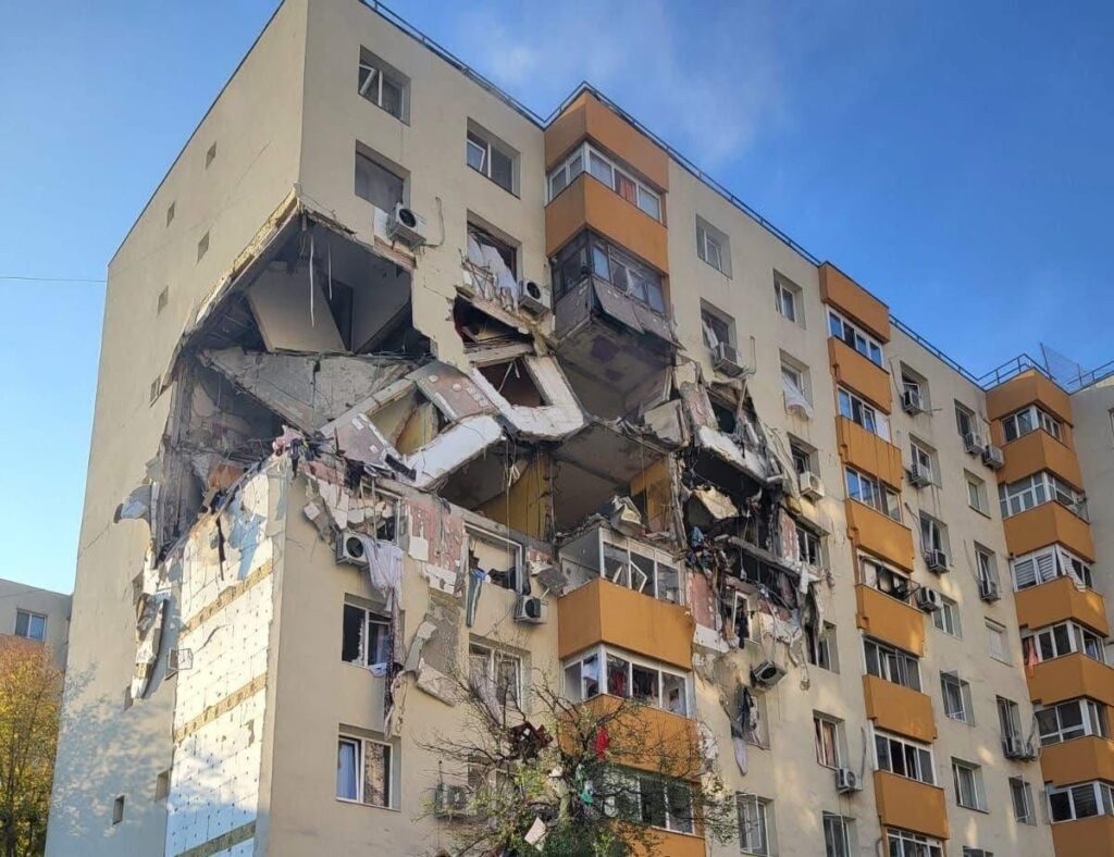 速報 首都の集合住宅で激しい爆発 / 赤い計画が発動、おそらく10人以上の犠牲者 / 1階と5階の間のいくつかのアパートが被害に遭った / 捜索救助チームが設置された