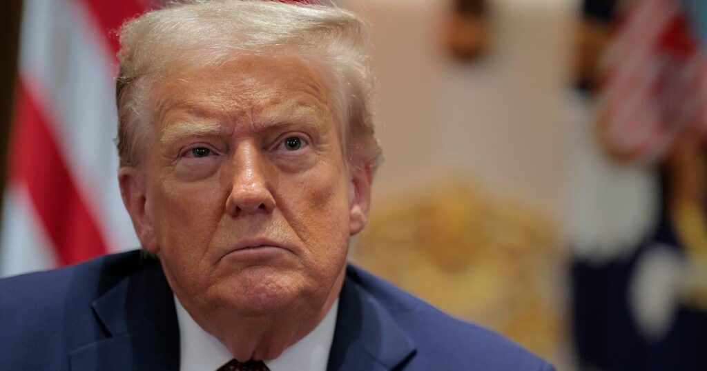 79歳のトランプ氏、終わりのない大統領職を脅す脅迫的なビデオを投稿