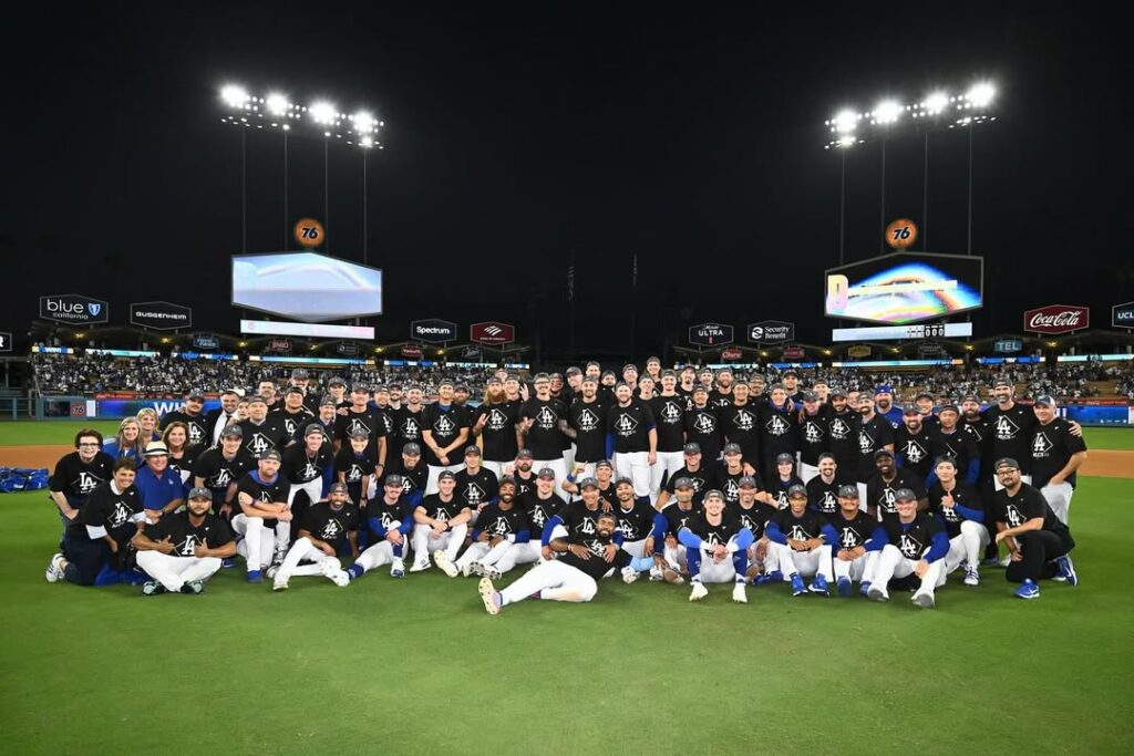 大谷翔平が“NLCS進出”を報告「次のステージへ」歓喜のチームショット公開！！ | 話題の投稿 | スポーツブル (スポブル)