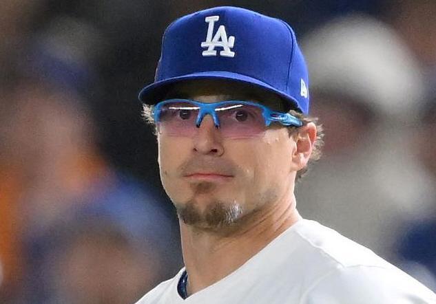 ドジャース キケ・ヘルナンデスの超絶守備に大谷翔平が絶叫 左翼ライナーを鮮やか捕球→一塁へランニングスロー スタンドも熱狂 - デイリースポーツ