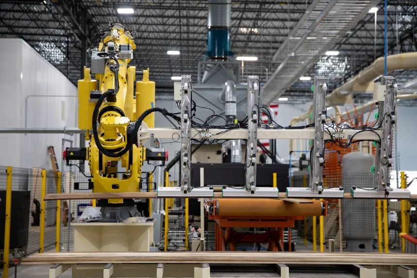 スーパーウッドは本物の木材に化学処理を施し、圧力を加えて製造する/Courtesy InventWood