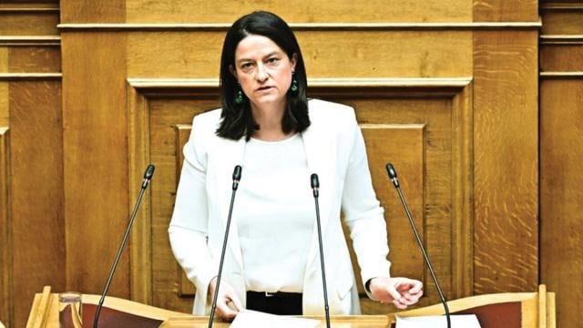 1日13時間労働を定める労働省の法案は新民主主義党の賛成のみで承認され、野党は全員反対票を投じて同氏の撤回を要求した。