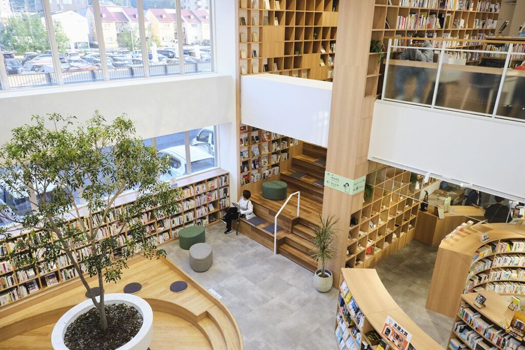 真夜中の書店探索も！ 山口・下関「ねをはす ホテル ブック&カフェ」で本の沼に落ちる。 | TRILL【トリル】