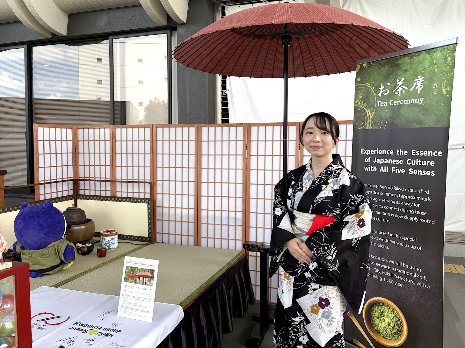 福井県鯖江市の越前漆器PRイベントに参加。ジャパンオープンテニス会場でお点前を披露│高橋ちかのさん | Meiji NOW 福井県鯖江市の越前漆器PRイベントに参加。ジャパンオープンテニス会場でお点前を披露│高橋ちかのさん | Meiji NOW