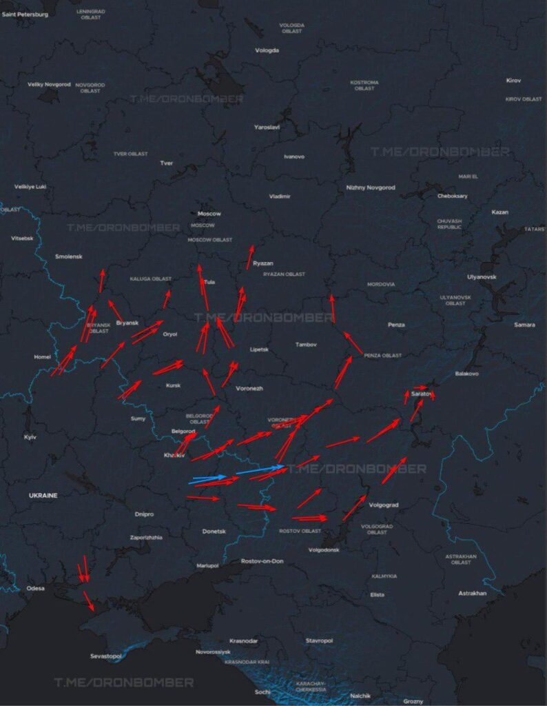ウクライナの長距離攻撃無人機とジェット無人機（青い矢印）がロシアの製油所/エネルギーインフラ/軍事施設を攻撃している。情報は00:00現在のものです