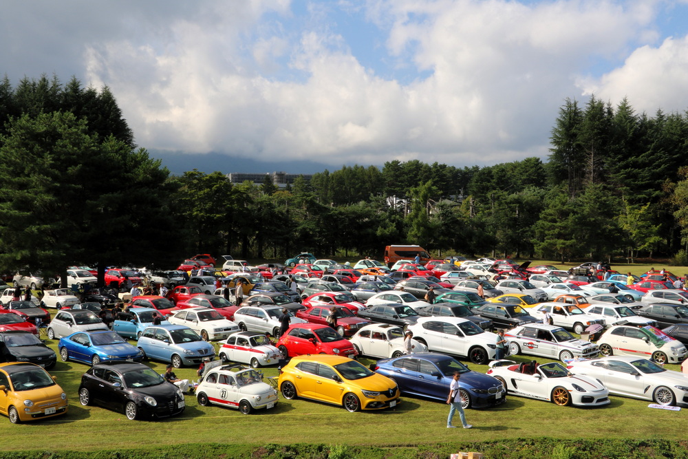 あっという間に会場を埋め尽くした参加車両。新旧欧州車が並ぶ様子は壮観。