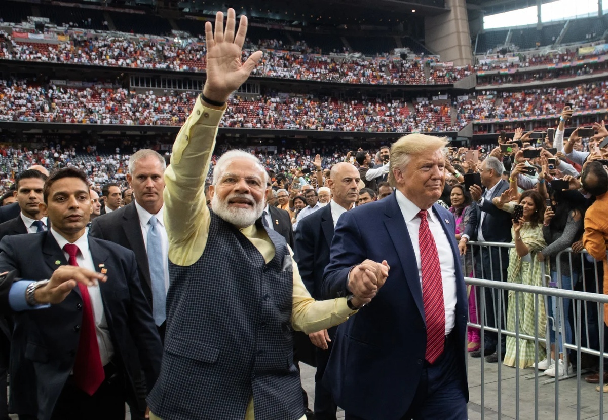 集会に出席した米国のトランプ大統領とインドのモディ首相＝２０１９年９月、米テキサス州ヒューストン/Saul Loeb/AFP/Getty Images