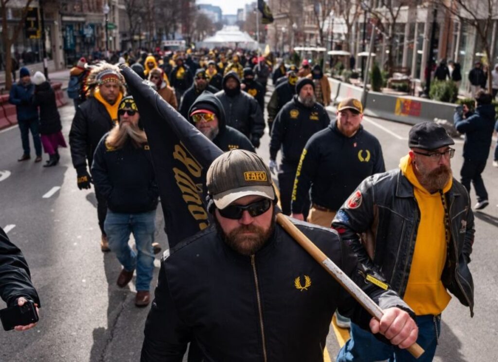 米極右団体「プラウド・ボーイズ」はフレッドペリーの服を身に着け、トランプ大統領の就任を祝う集会に参加した