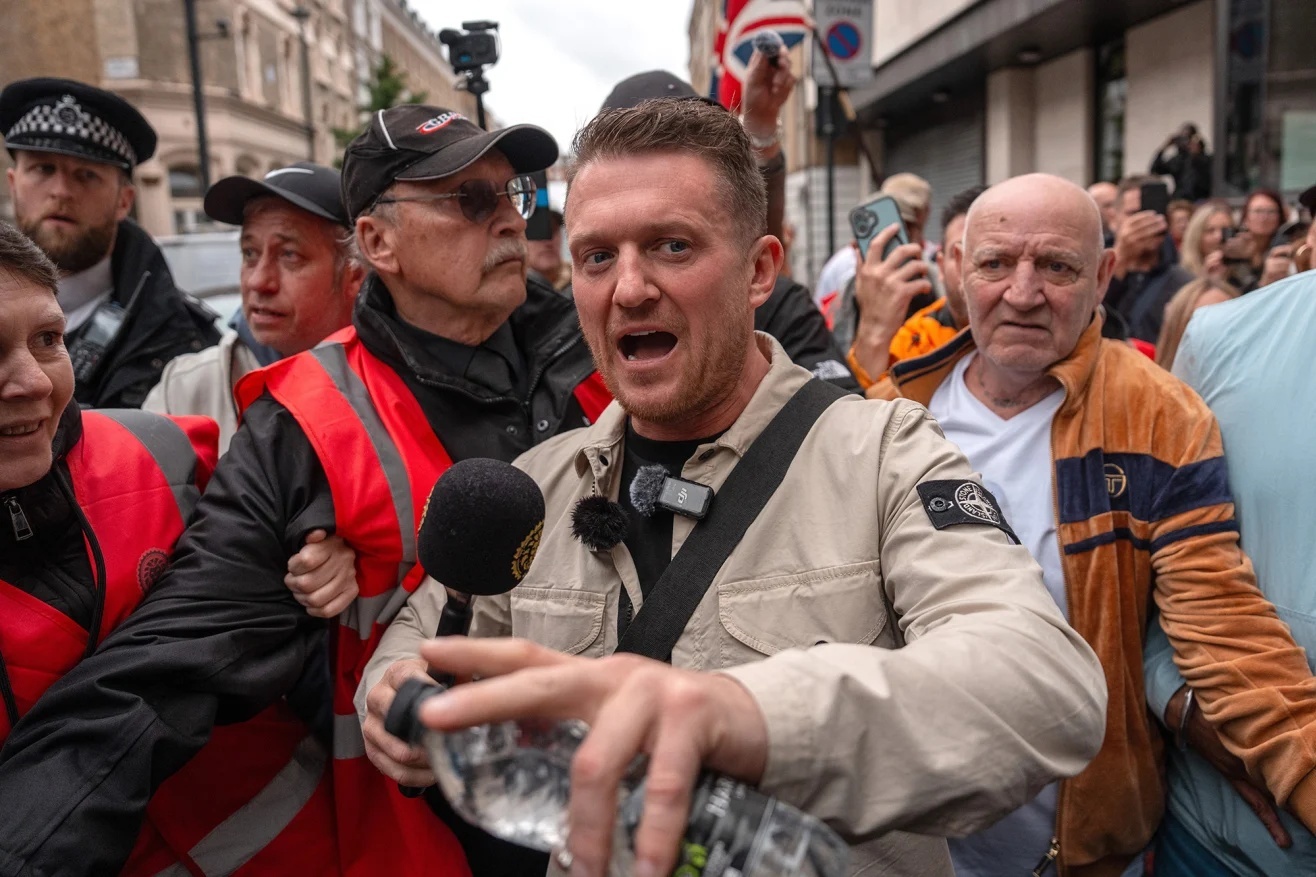 極右政党の元メンバー、トミー・ロビンソン氏が６月に治安裁判所へ出頭した時の様子。腕にストーンアイランドのロゴが見える/Carl Court/Getty Images