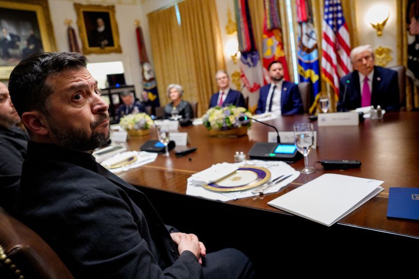 トランプ米大統領との昼食会に出席したウクライナのゼレンスキー大統領＝１７日、米ホワイトハウス/Andrew Harnik/Getty Images
