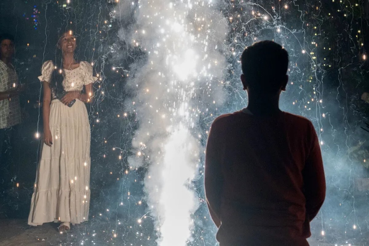 ヒンドゥー教の光の祭典「ディワリ」を祝って爆竹を鳴らす住民たち＝２０日、ニューデリー/Amarjeet Kumar Singh/Anadolu/Getty Images